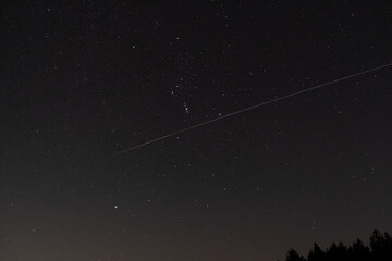 The Starlink-Chain crossing Orion . Starlink-Satellites . Starlink-Kette