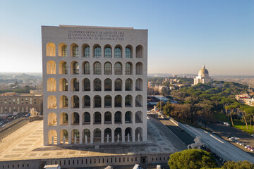 Vista aerea del palazzo della Civiltà Italiana, noto anche come palazzo della Civiltà del Lavoro e Colosseo quadrato - obrazy, fototapety, plakaty