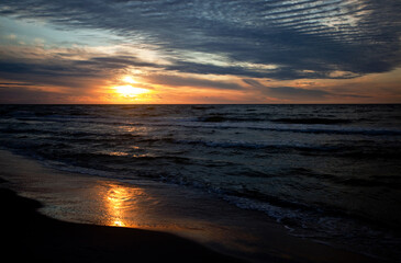 Fototapeta na wymiar Zachód słońca - widok nad morzem