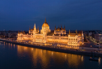 Fototapeta na wymiar Discover Budapest Landmarks Aerial View of Hungarian Parliament Building and Danube River in Cityscape. Night