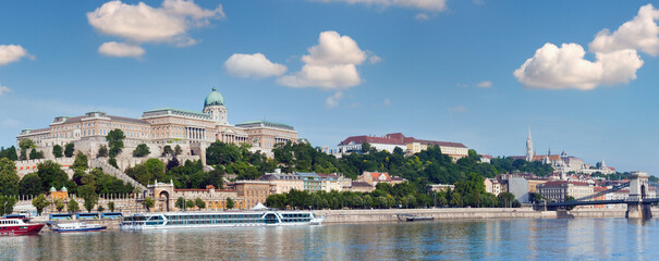 Naklejka premium Budapest Royal Palace morning view and Chain Bridge ( on the right).