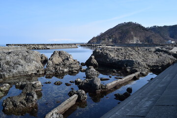 加茂海岸周辺の風景 ／ 山形県庄内浜の加茂海岸には、天然の良港として発展した加茂港、県立加茂水産高等学校、県水産試験場が立地しており、山形県の海洋研究・海洋教育の拠点としての役割も担っています。また、山形県内唯一の水族館である鶴岡市立加茂水族館があり、世界一多くの種類の「くらげ」を展示する水族館として、ギネス世界記録に認定されています。