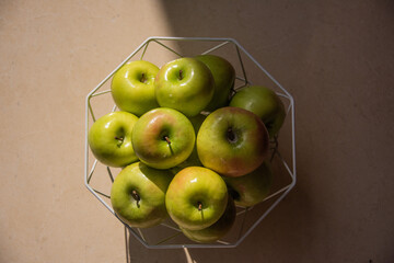 Las manzanas el el contenedor octagonal
