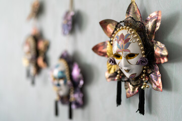 Venezianische Maske an der Wand 