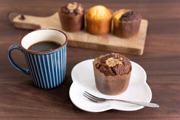 手作りのチョコレートマフィンとホットコーヒー