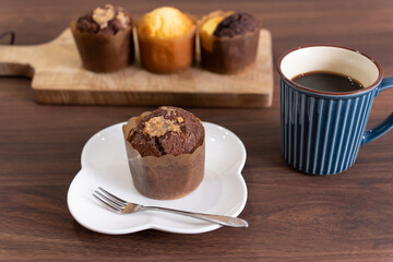手作りのチョコレートマフィンとホットコーヒー