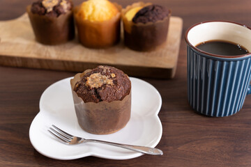 手作りのチョコレートマフィンとホットコーヒー