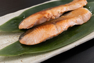 北海道産の秋鮭切り身の焼き魚