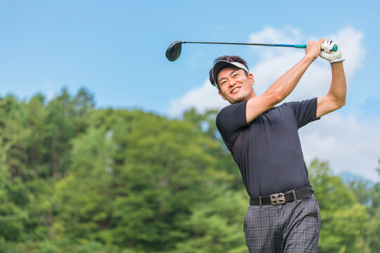 ゴルフ場でゴルフをするゴルファーの男性(笑顔・ティーショット・ゴルフコンペ)　撮影協力：あづみ野カントリークラブ