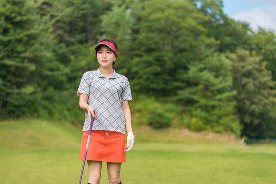 ゴルフ場でゴルフをするゴルファーの女性(笑顔・ティーショット・ゴルフコンペ)　撮影協力：あづみ野カントリークラブ