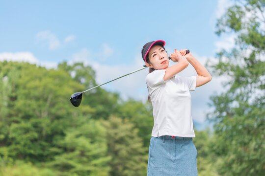 ゴルフ場でミスショットをしてしまったゴルファーの女性　撮影協力：あづみ野カントリークラブ