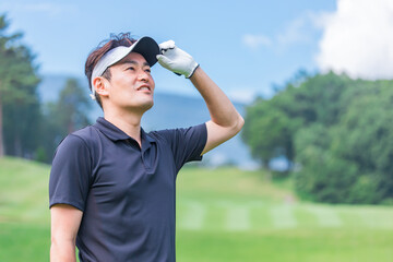 ゴルフ場でゴルフをするゴルファーの男性(笑顔)　撮影協力：あづみ野カントリークラブ