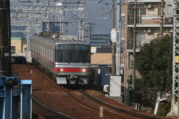 Obraz premium 街中の名鉄電車