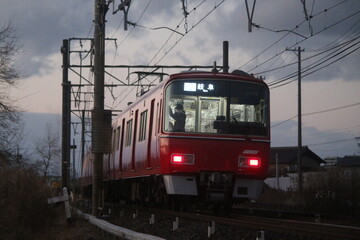 Fototapeta premium 青空と名鉄電車