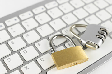 キーボードと南京錠とダイヤルロック。2段階認証のイメージ