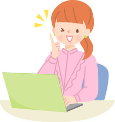 ノートパソコンを操作する笑顔の女性