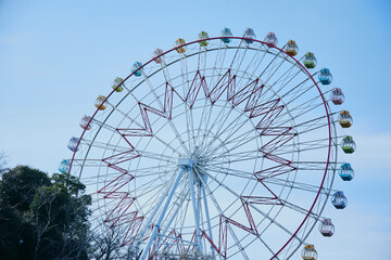 ホテルに隣接する遊園地の観覧車