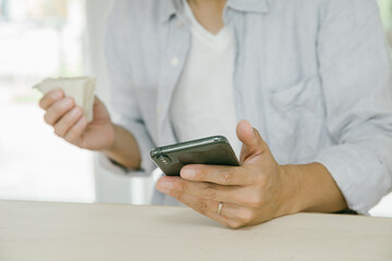 携帯電話を操作する女性