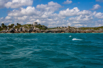 Naklejka premium Beach by Tulum Ruins, Quitanaroo Roo, Mexico