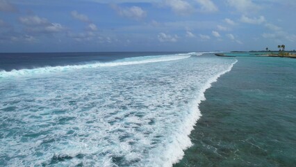 Malediven - Luftaufnahme Meeresbrandung, Insel Huraa, Nord-Male-Atoll, Indischer Ozean -...