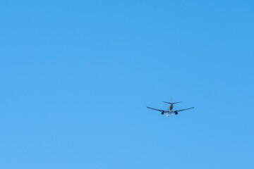 avion  dans le ciel bleu
