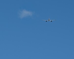 avion et petit nuage dans le ciel bleu