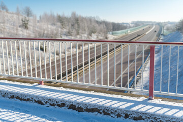 Fototapeta premium Geländer an einer Brücke über eine Autobahn