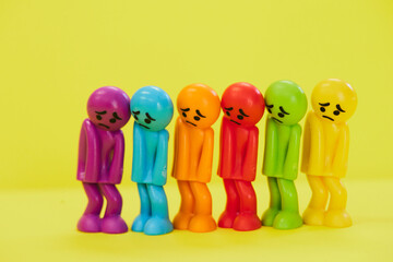 悲しいカラフルな人形