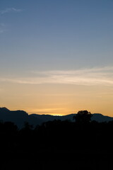 Obraz premium Sunset behind mountain