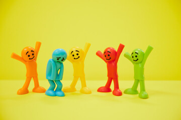 落ち込んでいる人を慰める楽しそうなカラフル人形