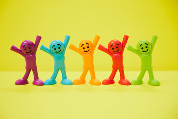 カラフルでハッピーな人形