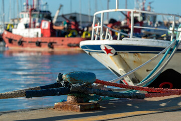 Fototapeta na wymiar Bateau de pêche à quai dans un port