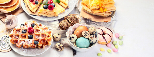 Obraz na płótnie Canvas Spring Eco friendly Easter dessert table.