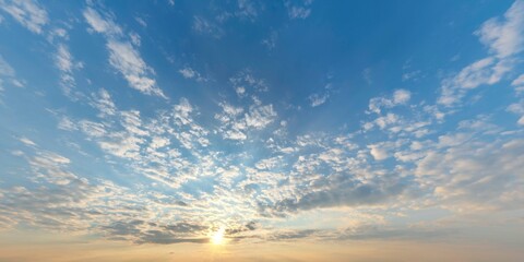 Stimmungsvoller Abendhimmel bei tiefstehender Sonne