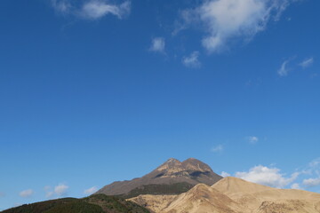 冬の由布岳と青空と雲