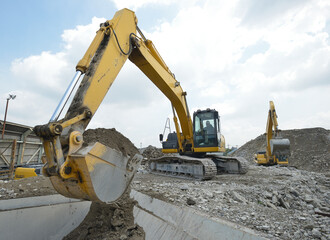 土砂をすくうショベルカー