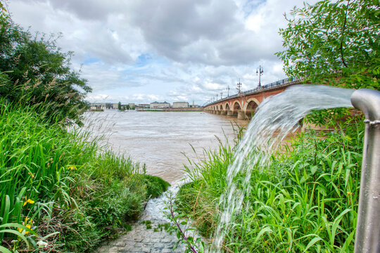 Bordeaux is a port city on the Garonne in the Gironde department in Southwestern France.It is the capital of the Nouvelle-Aquitaine region, as well as the prefecture of the Girond