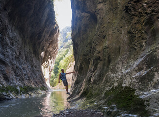 Rametului Keys, crossed by an adult male on ropes placed on the