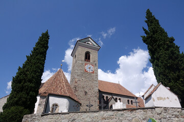 Fototapeta premium Pfarrkirche Maria Himmelfahrt in Schenna