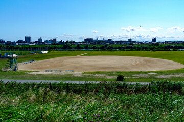 Obraz premium 河川敷の野球場