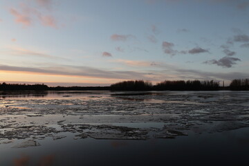Obraz premium sunset over the river
