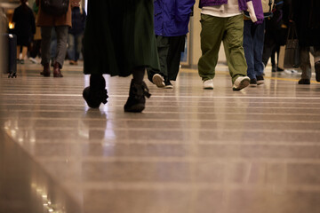 冬の名古屋駅構内の通勤の人々の様子