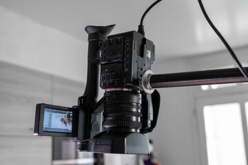 caméra sur une perche pour réalisation d'un film sur le dessin en verticale - obrazy, fototapety, plakaty