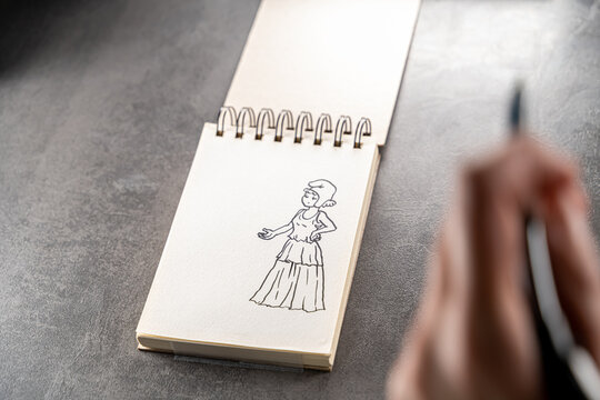 Petite Marianne dessin&eacute;e sur un carnet a spirale