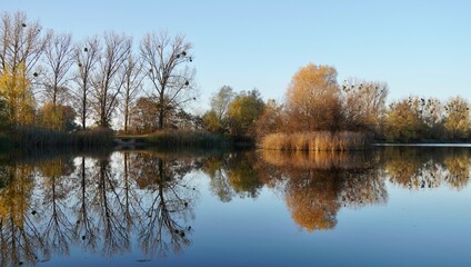 Fototapeta na wymiar Polskie jezioro jesienią, odbicie w tafli jeziora
