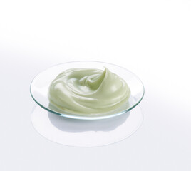 Crème soin cosmétique dans une coupelle.