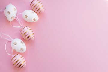 Oster Dekoration auf pinkem Hintergrund