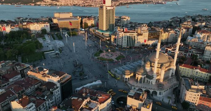 People walking in the city of Istanbul near the Taksim Mosque, T&uuml;rkiye.
