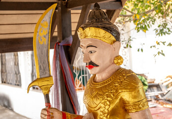 Obraz premium Golden statue at a Buddhist temple in Mae Sot Thailand