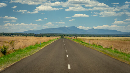 Picturesque road in rural outback NSW, Australia (Killarnie Gap Road)